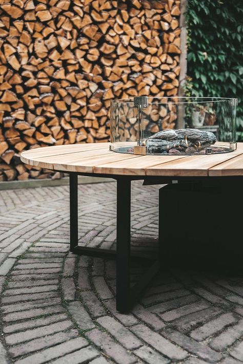 Are you looking for a round fire pit for you, your friends and your family to sit around and have a good time? Then the Cosiloft 120 round is the perfect fire pit for you! The round, teak tabletop of this new fire pit has a diameter of 120cm, giving you enough space around the fire for tasty snacks and drinks🥂🔥 You can choose the Cosiloft 120 round with a white or black aluminum frame, both in combination with the beautiful teak tabletop😍 Table Fire Pit, Round Fire Pit Table, Gas Fire Table, Round Fire Pit, Gas Fire Pit Table, Cosy Living, Teak Coffee Table, Teak Table, Fire Table