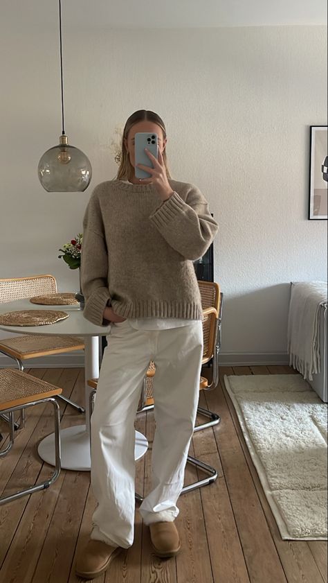 Off White Pants Outfit Winter, Outfit Helle Jeans, Beige Pullover Outfit, Nuetral Pallete Outfits, Stockholm Style Aesthetic, Aesthetic Winter Outfit, Outfit With Uggs, Looks Adidas, 00s Mode