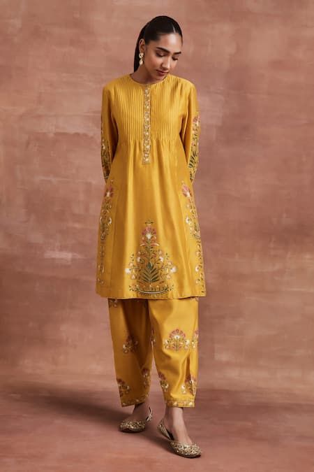 Buy Yellow Chanderi Silk And Naksh & Kurta Set For Women by Sue Mue Online at Aza Fashions. Haldi Outfits, Clothing Store Interior, Haldi Outfit, Aari Design, Salwar Pattern, Zari Embroidery, Kurta Set For Women, Pakistani Salwar, Silk Kurta