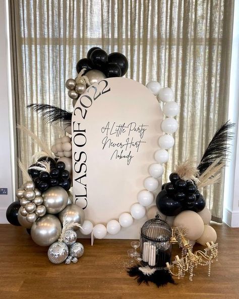 Black White Balloon Garland, Balon Decoration, Roaring 20s Party Decorations, 20s Party Decorations, Gatsby Vibes, Birthday Martini, White Balloon Garland, Outdoor Decor Party, Party Balloons Diy