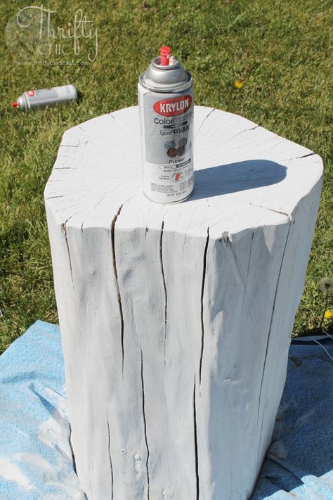 Thrifty and Chic - DIY Projects and Home Decor Painted Stumps, Cute Side Tables, Tree Stumps Diy, Side Table Painted, Stump Side Table, Tree Stump Side Table, Furniture Repurposing, Spray Paint Wood, Tree Stump Table