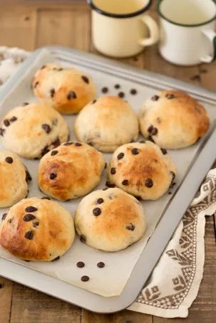 Oven tray with 9 baked yeast balls. Cupcakes For School, Cardamom Rolls, Sunday Brunch Ideas, Yeast Buns, Chunky Chocolate Chip Cookies, Chocolate Bread Recipe, Jamaican Patties, Chili Pork, Strawberry Santas