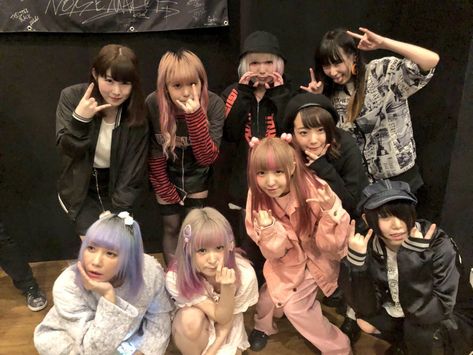 The members of Candye Syrup and Broken By The Scream posing for a photo. Most of them are dressed in darker colors, except for three of them who are dressed head to toe in pastel colors. Five of the girls make the horns sign, one of them rests her chin on her hand, one of them makes a peace sign next to her chin, one of them puts her hands near her face, and the remaining girl makes a finger heart. Scream Singing Aesthetic, Screaming Females Band, Japanese Music, Scream, These Girls, Girl Hairstyles, Music