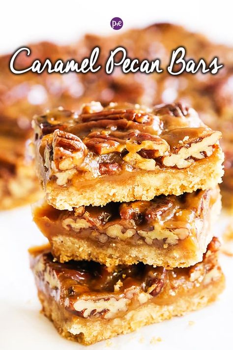 Caramel Pecan Bars Caramel Pecan Blondies, Caramel Pecan Pie Bars, Caramel Pecan Bars Recipe, Pecan Caramel Bars, Fall Dessert Tray, Thanksgiving Recipes Dessert Pies, Poland Recipes, Caramel Pecan Bars, Thanksgiving Desserts Pie