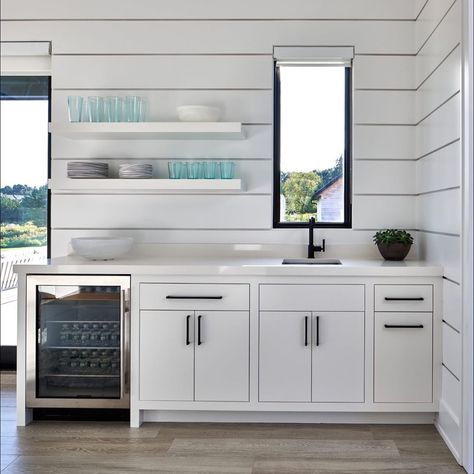 Michelle Gerson Interiors on Instagram: “Pool house kitchenette.  Design by @michellegersoninteriors. Photo by @marcoriccastudio . Cabinetry by @ciuffocabinetry” Small Pool House Interior, Pool House Kitchenette, Michelle Gerson Interiors, Small Pool House, Kitchenette Design, Pool Makeover, Modern Hamptons, Hamptons Beach House, Hamptons Beach