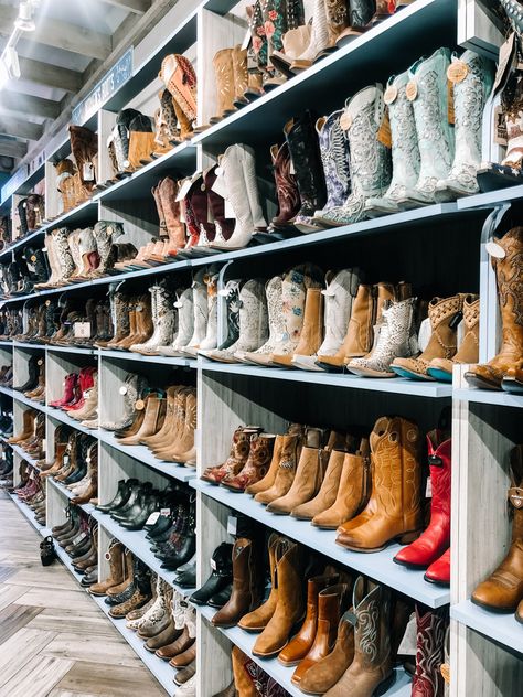 Girls Weekend in Nashville Nashville Bucket List, Nashville Boots, Tn Girl, Weekend In Nashville, To Do In Nashville, Girls Brunch, Best Boots, Vintage Stores, Nashville Hot