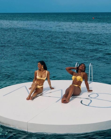 Bestie Vacation Aesthetic, Travel Influencer Aesthetic, Miami Girl Aesthetic, Influencer Trip, Black Woman Travel, The Hamptons Aesthetic, Monet Mcmichael, Greece Women, Friend Dates