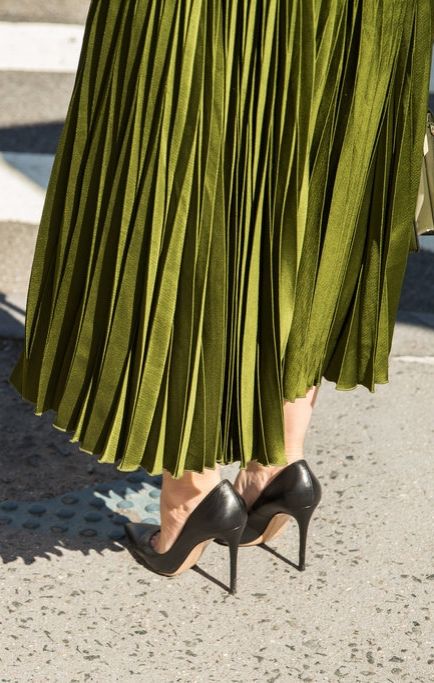 A pleated emerald skirt Sage Green Pleated Skirt Outfit, Green Pleated Skirt Outfit, Pleated Outfit, Green Pleated Skirt, Pleated Skirt Outfit, Green Shirt Dress, Street Style Shoes, Pretty Skirts, Simply Chic