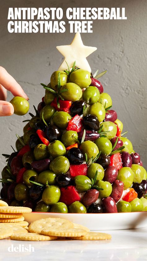 Your appetizer table will be jaw-dropping. Tree Cheese Ball, Crostini Station, Christmas Tree Cheese Ball, Christmas Tree Cheese, Christmas Tree Food, Holiday Appetizers, Christmas Appetizers, Food Trends, Cheese Ball