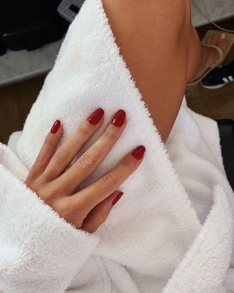 Rosie HW on Instagram: “Glossy rouge 🖤” #fashion #nails #rouge #red Red Wedding Nails, Formal Nails, Homecoming Nails Acrylic, Wedding Nails For Bride, Nail Art Wedding, Bride Nails, Homecoming Nails, Prom Nails, Classy Nails