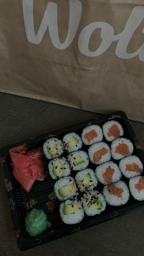 sushi with avocado and salmon Make Sushi At Home, Sushi Dinner, Sushi At Home, Dinner At Home, Food Inspo, Avocado, At Home