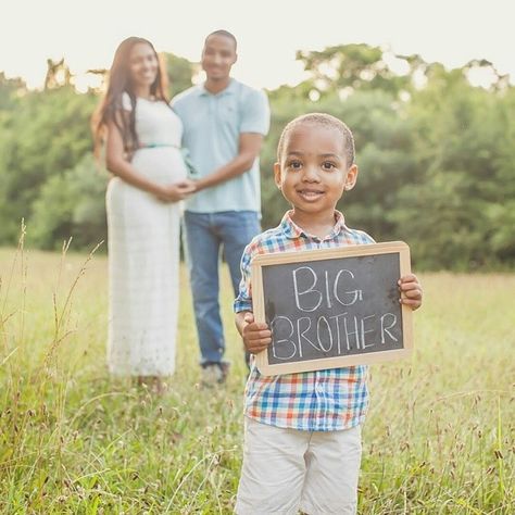 Waiting for little brother #countdown #31weekspregnant #bigbrother #jessicaworshamphotography Maternity Photography Black Couples, Maternity Photography Fall, Winter Family Photography, Family Photo Outfits Winter, Pregnancy Announcement Sibling, Brothers Photography, Maternity Photography Family, Family Maternity Photos, Big Brothers