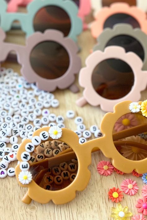 DIY Kit Kid Summer Craft Personalized Daisy Sunglasses Craft - Etsy Craft Ideas Birthday Party, Family Camp Crafts, Craft Ideas For Summer Camp, Kid Crafts Summer, Backyard Birthday Party Activities, Craft For Summer Camp, Summer Camp Kids Activities, Umbrella Birthday Party, Summer Baskets For Kids