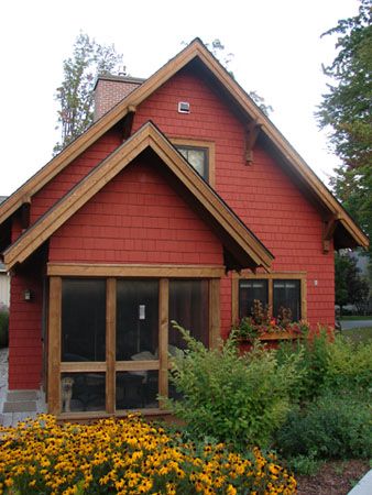 Cabin Exterior Colors, Red House Exterior, Red Houses, Rustic Exterior, Exterior House Color, Pintura Exterior, Cabin Exterior, Cedar Homes, Cottage Exterior