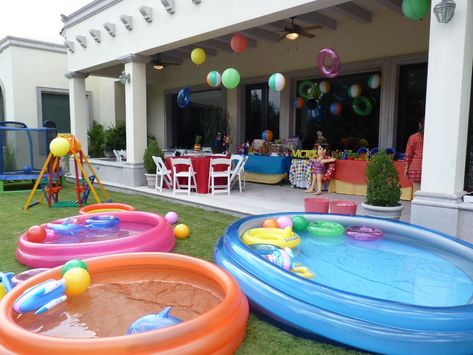 How to Throw a Chic Glamorous Pool Party – Better HouseKeeper Summer Outdoor Desserts, Splash Party Ideas, Inflatable Pool Party, Backyard Beach Party, Backyard Kids Party, Pool Paradise, Backyard Pool Parties, Jungle Thema, Pool Party Kids