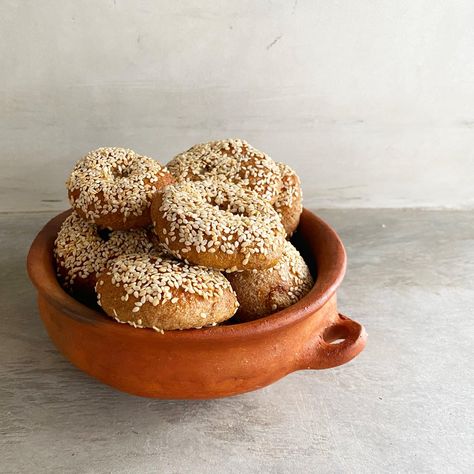 Homemade New York Bagels // sesame begals // mini bagels // new york bagels // boiled bagels #bagels #sesamebagels #cutebagel #newyorklife #sesame Boiled Bagels, New York Bagels, Sesame Bagel, Mini Bagels, Bagels, Bread, New York