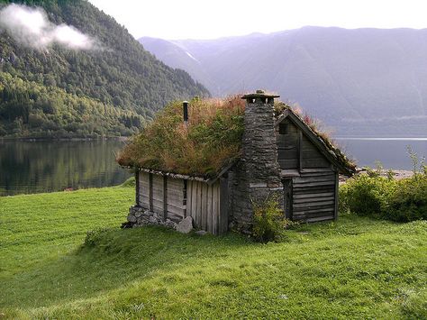 This is a beautiful little example of how I pictured the homes in an out-of-the-way village in Aberlore that appears around Chapter 10. Norwegian Cottage, Sod Roof, Casa Hobbit, Grass Roof, Old Cabin, Cottage Cabin, Beautiful Cottages, Cabins And Cottages, Interesting Places