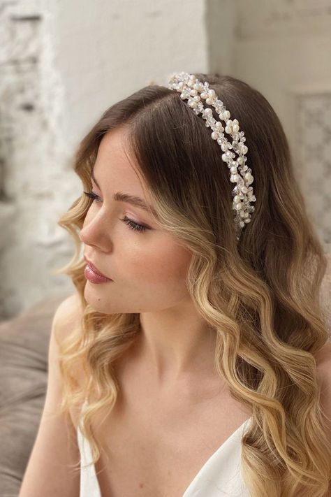 Headband For Bride, Reception Hairstyles, Hairstyles For Gowns, Minimal Wedding Dress, Grey Hair Transformation, Engagement Hairstyles, Simple Bride, Pearl Bridal Headband, Wedding Hair Headband