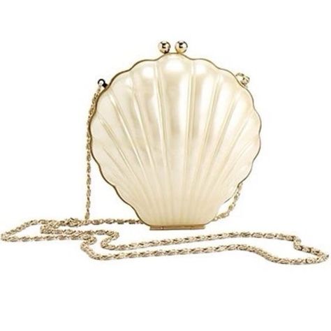 𝓒𝓪𝓻𝓶𝓮𝓷 on Twitter: "Dinner by the beach… " Resin Bag, Mermaid Accessories, Shell Purse, Beige Purses, Beige Handbags, Frame Purse, Mermaid Jewelry, Mermaid Life, Princess Inspired