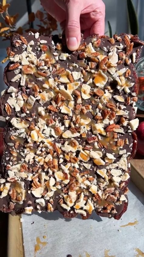 Baileys Fudge, Apple Chocolate, Chocolate Bar Recipe, Crowded Kitchen, Stuffed Dates, Candy Bark, Date Recipes, Candy Recipes Homemade, Chocolate Snacks