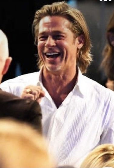 Brad Pitt Laughing, Brad Pitt Long Hair, Brad Pitt Style, Bradley Pitt, Brad Williams, Brad Pitt Photos, Jason Isaacs, Wavy Hair Men, Handsome Older Men