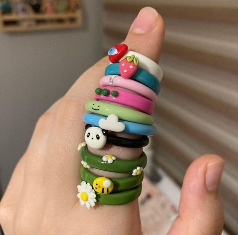 Mouldit Clay Art Ideas Cute Aesthetic, Polymer Clay Rings Aesthetic, Air Dry Clay Bracelet, Oven Bake Clay Ideas Jewelry, Mould It Clay Art Ideas, Air Dry Clay Rings, Air Dry Clay Ring, Clay Rings Aesthetic, Cincin Diy