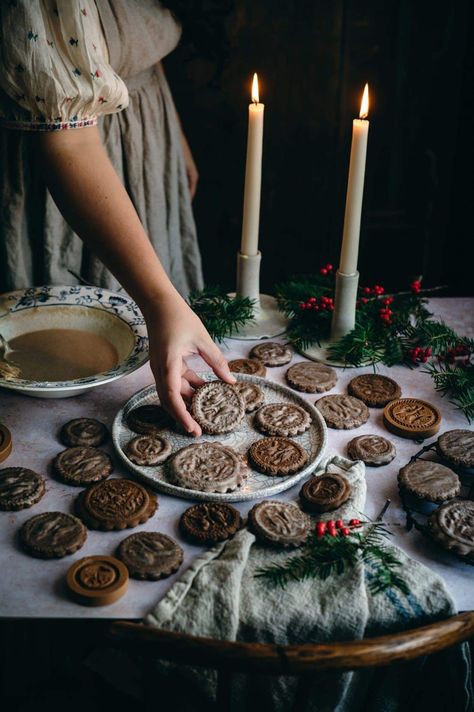 Molded Cookie Recipe, Easy Gingerbread Cookie Recipe, Gingerbread Cookies Recipe, Soft Gingerbread, Gingerbread Dough, Soft Gingerbread Cookies, Springerle Molds, Springerle Cookies, Ginger Bread Cookies Recipe