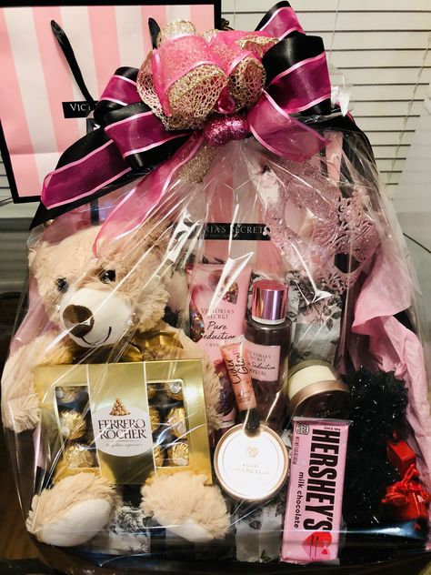 Baddie Birthday Presents, Basket For Best Friend Birthday, Baddie Gift Basket, Valentines Day Baskets For Best Friend, Bday Gift Basket Ideas, Birthday Packing Gift Ideas, Big Gift Basket Ideas, Pink Gift Box Ideas Birthday, Valentines Gift Box Ideas For Her