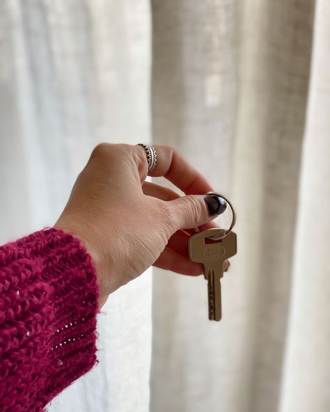 Tengo una nueva llave Holding Keys Aesthetic, Holding House Keys Aesthetic, Holding Keys To Apartment, New Apartment Aesthetic Keys, Black Color Hairstyles, Hairstyles Black Hair, Color Hairstyles, Manifesting Vision Board, Lovely Flowers Wallpaper