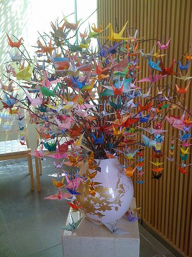 Origami Crane Tree | Salmon Creek Hospital Chapel; Vancouver… | Geek2Nurse | Flickr Vase Origami, Dragon Origami, 1000 Paper Cranes, 1000 Cranes, Easy Origami For Kids, Origami Birds, Origami Wedding, Origami Dragon, Origami Animals