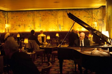 A piano player performs in a dimly lit, scenic wallpaper-wrapped dining area of Bemelmans Bar in New York City Bemelmans Bar, Ludlow Hotel, Carlyle Hotel, Jazz Night, Nomad Hotel, Cute Drinks, The Carlyle, Peninsula Hotel, Rosewood Hotel