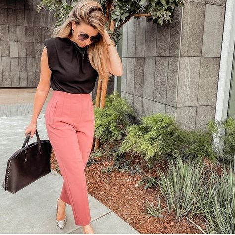 Coral Pants Outfit, Trousers Outfit Work, High Waisted Culottes, Zara Leather Pants, Peach Pants, Coral Outfit, Red Dress Pants, Coral Pants, Outfit Elegantes