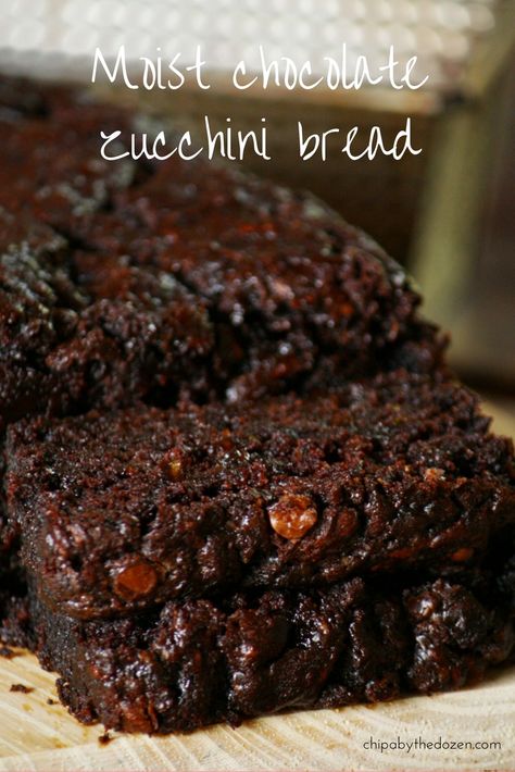 This moist chocolate zucchini bread is a must for any chocolate lover. Deep chocolate flavor, a few chocolate chips here and there. It´s a winner! Moist Zucchini Bread, Easy Zucchini Bread, Chocolate Chip Zucchini Bread, Bread Chocolate, Chocolate Zucchini Cake, Chocolate Zucchini Bread, Cake Bread, Zucchini Cake, Zucchini Bread Recipes