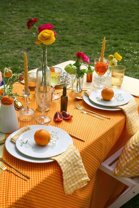 Budget Friendly Table Setting, Italian Summer Tablescape, Vintage Table Scape, Retro Tablescape, Dinner Hosting Ideas, Colorful Tablescapes, Colorful Picnic, Colorful Table Setting, Italian Dinner Party