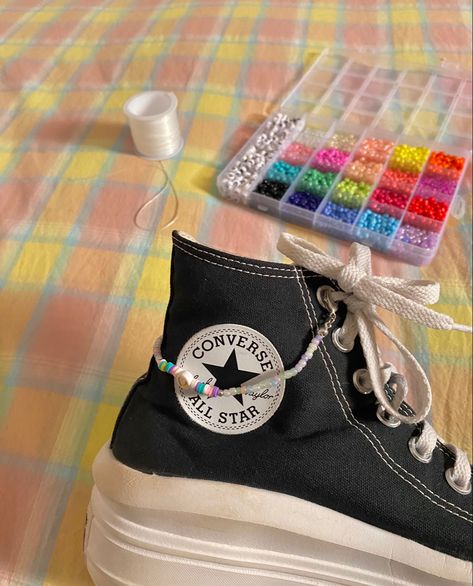 Taylor Swift Shoes Diy, Converse Bracelet, Decorated Converse, Taylor Swift Shoes, Converse Ideas, Shoe Accessories Diy, How To Lace Converse, Customization Ideas, Wallpaper Estetika