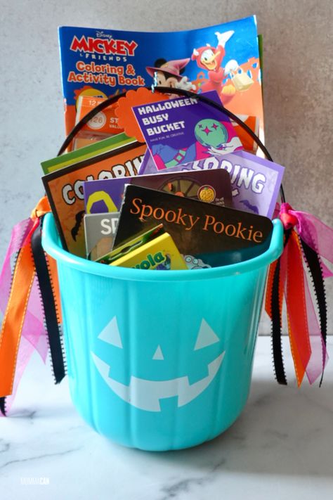 Diy Halloween Basket, Spooky Basket, Kids Halloween Gifts, Bucket Gifts, Printable Gifts, Auction Basket, Bucket Ideas, Auction Baskets, Gift Favors