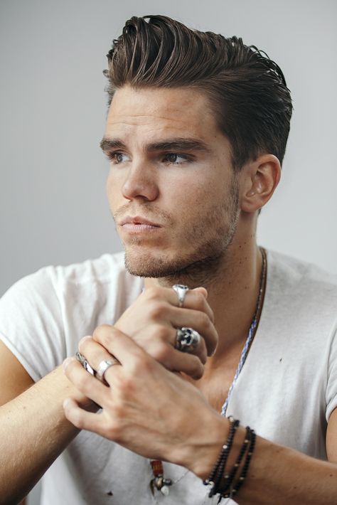 I swear all my favorite bands have hot lead singers! Jökull Júlíusson from Kaleo (/_)/ Kaleo Band, Beard Hairstyle, Indie Pop, Album Cover Art, Blues Rock, Film Serie, Hair Care Routine, Music Love, Celebrities Male