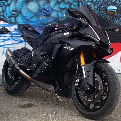 All black! | @pierre_667 | #bikersfamily #299legends. R1 Bike, Bmw 1000rr, Bike Yamaha, Xe Ducati, Мотоциклы Harley Davidson, Suzuki Bikes, Image Moto, Motor Mobil, Мотоциклы Cafe Racers