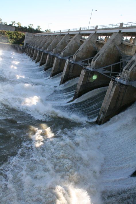 Gavins Point Dam, Yankton, SD - this is awesome to see. We would sit on inner tubes and sled down the hill next to the dam. Farm Dam Ideas, Dam Pictures, Dam Design, Yankton South Dakota, Hoover Dam Construction, Science Display, Hydroelectric Power Plant, Water Dam, Hydroelectric Dam