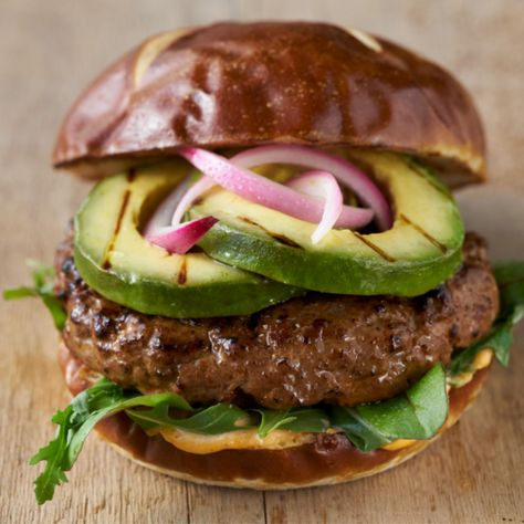 Avocado Hamburger, Avocado Burger, Avocados From Mexico, Burger Food, Wagyu Beef, Beef Burger, Beef Burgers, Avocado Recipes, Burger Recipes