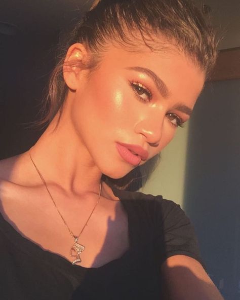 E! News on Instagram: “Posting these Zendaya selfies because art must be recognized. (📷: @zendaya)” Glowing Skin Routine, Summer Makeup Looks, Chubby Cheeks, Hair And Beauty Salon, Aesthetic People, Celebrity Art, Summer Makeup, Makeup Lover, Clear Skin