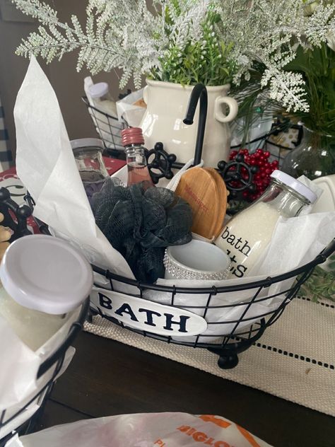 Bubble Bath Gift Basket Ideas, Bathtub Gifts, Bath Basket, Bath Gift Basket, Raffle Basket, Girl Gift Baskets, Homemade Ideas, Christmas Homemade, Wine Baskets