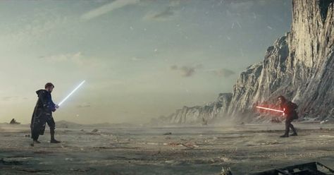 Luke Skywalker vs Kylo Ren on Crait - Star Wars: The Last Jedi Star Wars Sequel Trilogy, Star Wars The Last Jedi, The Last Jedi, Jedi Master, Mark Hamill, Star Wars Wallpaper, Last Jedi, Star Wars Memes, Star Wars Episodes