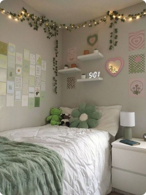 White Dorm Room, Pink Dorm Rooms, Small Dorm Room, Dream Dorm Room, Green Room Decor, Boho Dorm Room, Easy Room Decor, College Dorm Room Decor, Dorm Room Designs