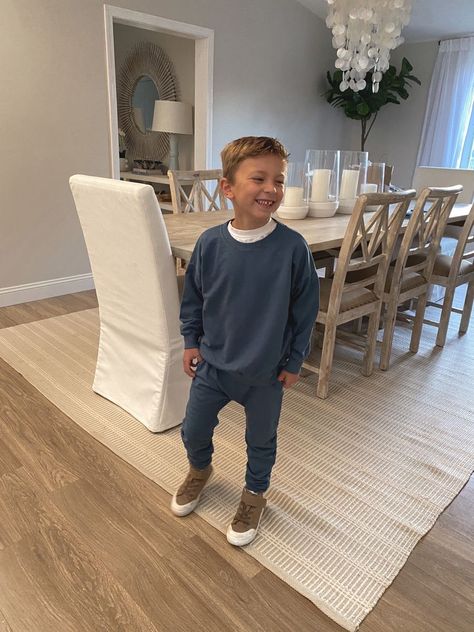 Boy Kindergarten Outfits, Elementary Boy Outfits, Boys Kindergarten Outfits, Little Boys Outfit Ideas, Boys School Picture Outfits, Outfit Boy Casual, Picture Day Outfit Boys, Boy Kid Outfit, Toddler Boys Outfit Ideas