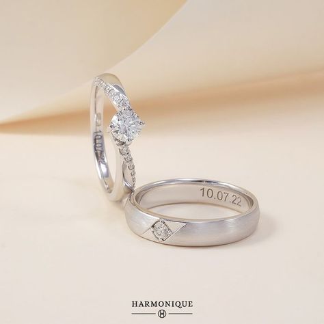 Cincin Pernikahan Wedding Ring Couple, Cincin Lamaran Aesthetic, Simple Promise Rings For Couples, Cincin Tunangan Aesthetic, Wedding Ring Couple Simple, Simple Wedding Rings Unique, Matching Wedding Ring Sets, Rings With Diamonds, Diamond Rings Engagement