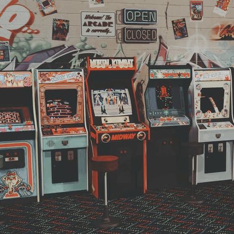 80s Aesthetic Arcade, Cool Vintage Aesthetic, 90s Asethic, 80s Astethic, 80s Pfps Aesthetic, Retro 2000s Aesthetic, 70s Arcade Aesthetic, 80s Technology Aesthetic, Retro Photography Aesthetic