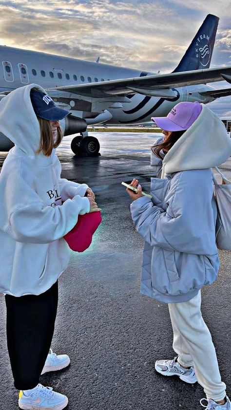 Besties Airport Pictures, Friends Airport Pictures, Bff Travel Goals, Bff Travel, Airport Vibes, Airport Pictures, Airport Aesthetic, Airport Fits, Airport Photos