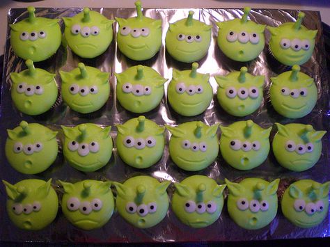 Toy Story Cupcakes Alien Cake Pops, Alien Cupcakes, Alien Cake, Toy Story Aliens, Toy Story Cupcakes, Disney Themed Cakes, Toy Story Baby, Disney Desserts, Tasty Desserts