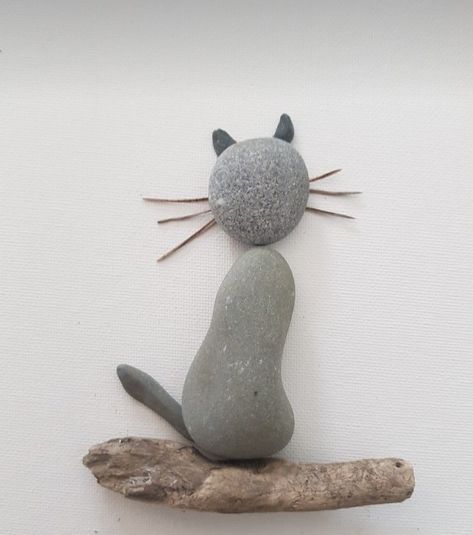 Animal Stone Art, Pebble Art Animals, Pebble Animals, Rock Crafts Diy, Beach Rock Art, Stone Pictures Pebble Art, Sea Glass Art Projects, Pebble Art Family, Shell Crafts Diy